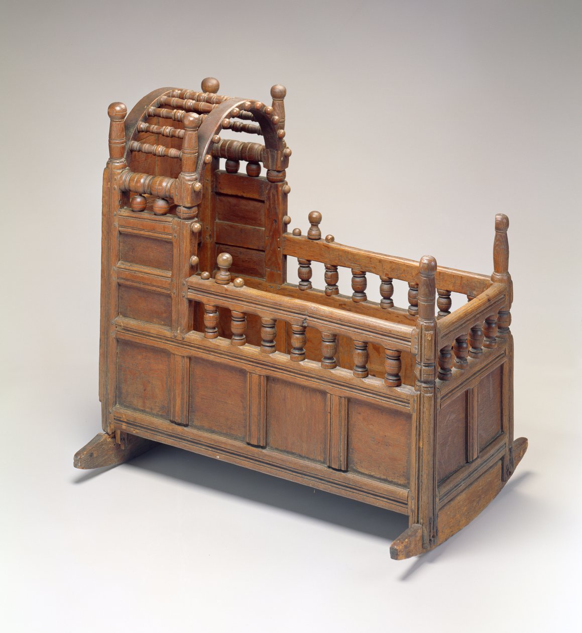 Cradle，来自Barnstable或Yarmouth，马萨诸塞州，1665-85（红橡和白松） 作者 美国学校