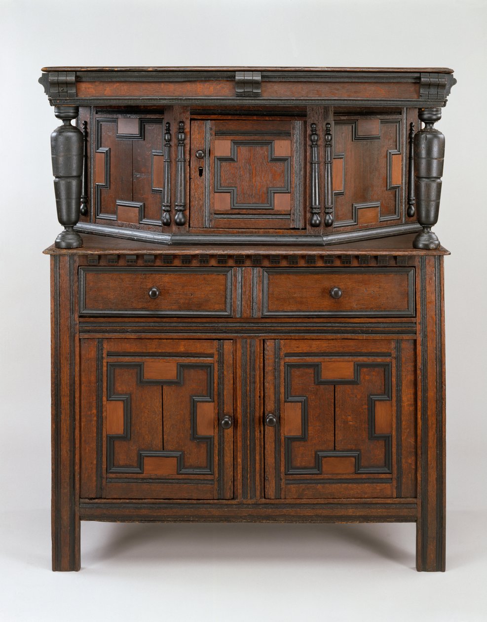 橱柜，马萨诸塞州，波士顿地区，1667-1700（红橡木和红枫） 作者 美国学校