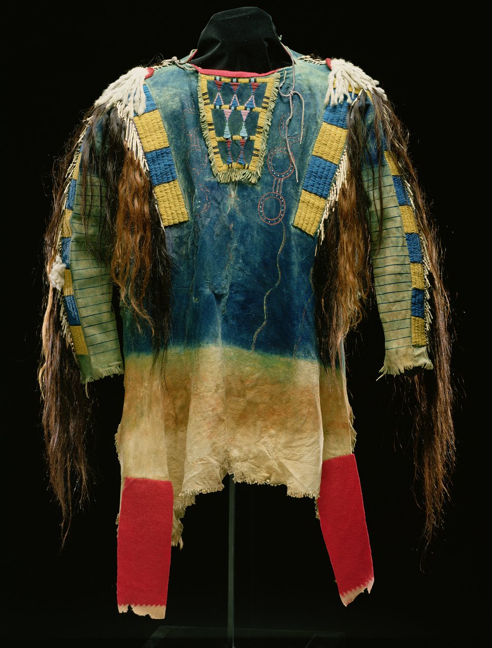 Mans衬衫，Cheyenne，c.1860（鹿皮，羊毛，貂皮和人发） 作者 美国学校