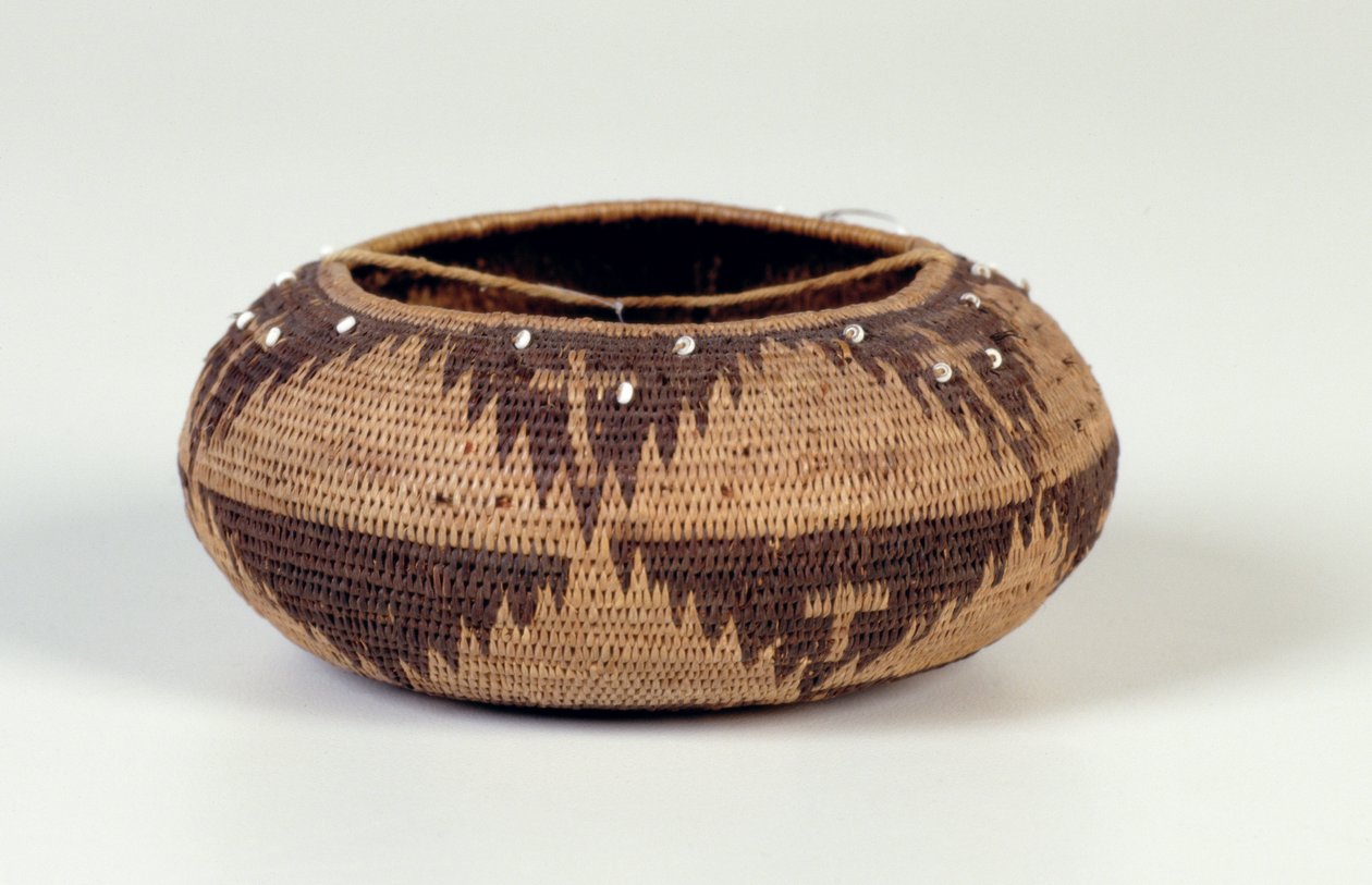 微型篮子，c.1900（夹板杆，柳树或莎草根，蕨根蕨根和蛤壳） 作者 美国学校