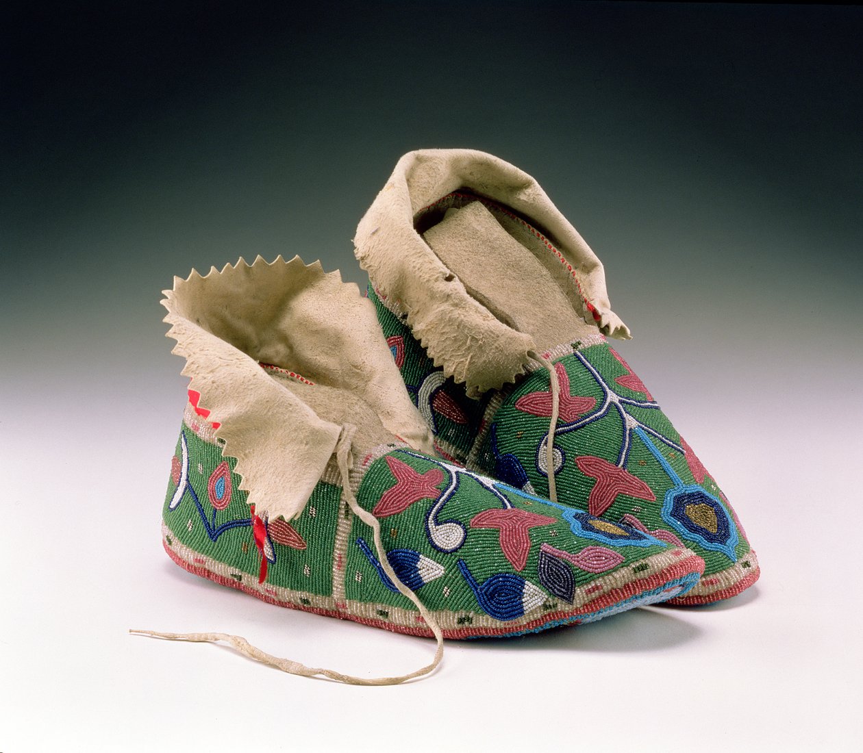 Moccasins，Eastern Sioux，c.1890（鹿皮，生皮，织物和玻璃珠） 作者 美国学校