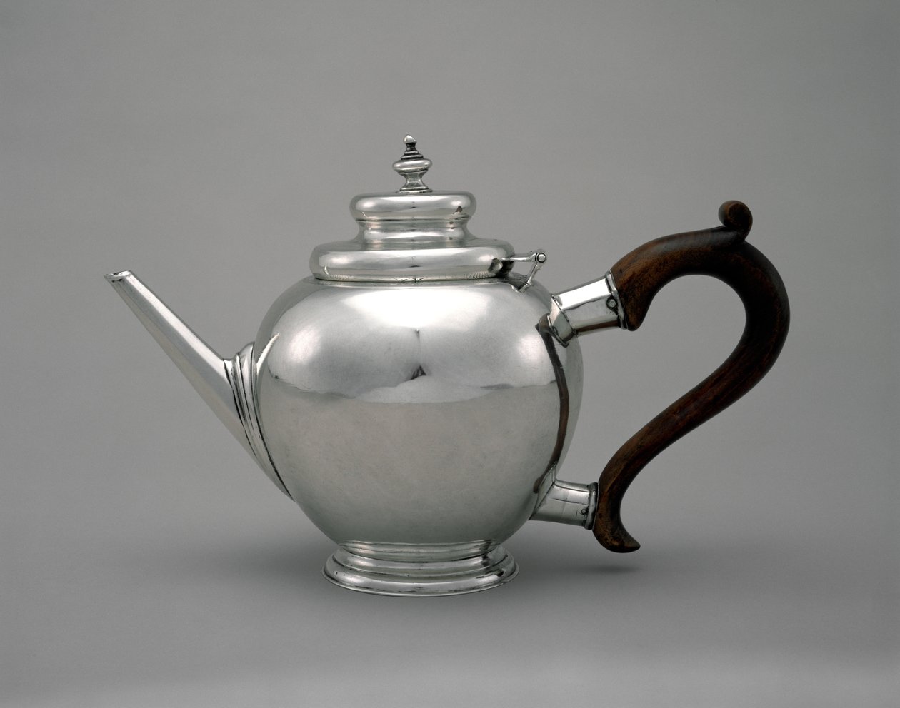 茶壶，来自Bartholomew Shaats的商店，c.1728-48（白银） 作者 美国学校