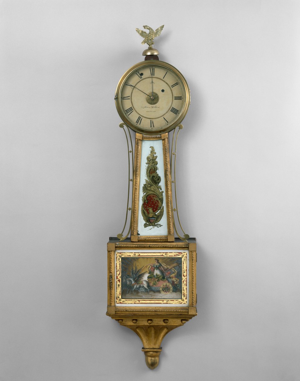 挂钟，来自Aaron Willard Sr.的商店，或波士顿的Aaron William Jr.，1802-30（镀金的estern pine，basewood，mahogany和black cherry） 作者 美国学校
