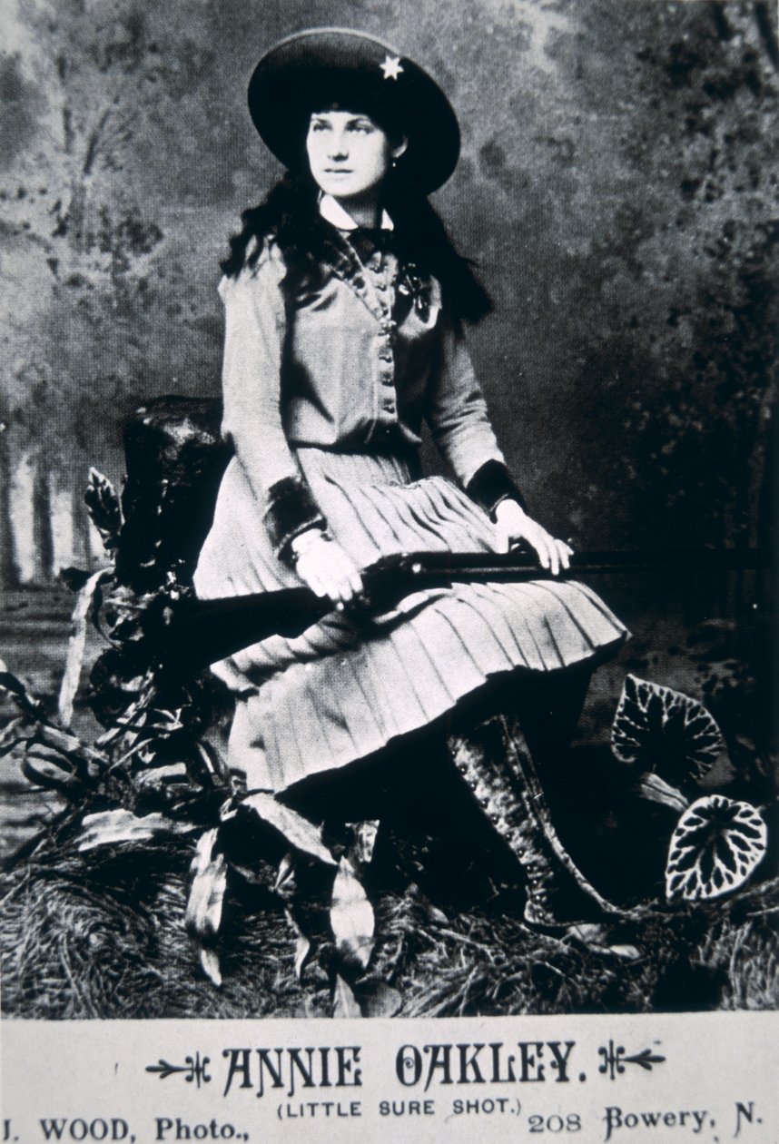 安妮-奥克利（1860-1926）（黑白照片）。 作者 美国摄影师