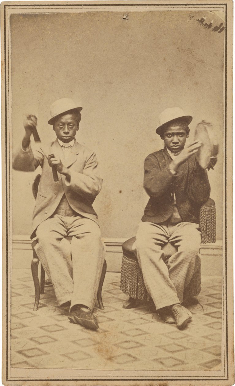"爱荷华州伯灵顿巴雷特家的铃铛男孩"，约 1863 年（照片）。1863 年（照片） 作者 美国摄影师