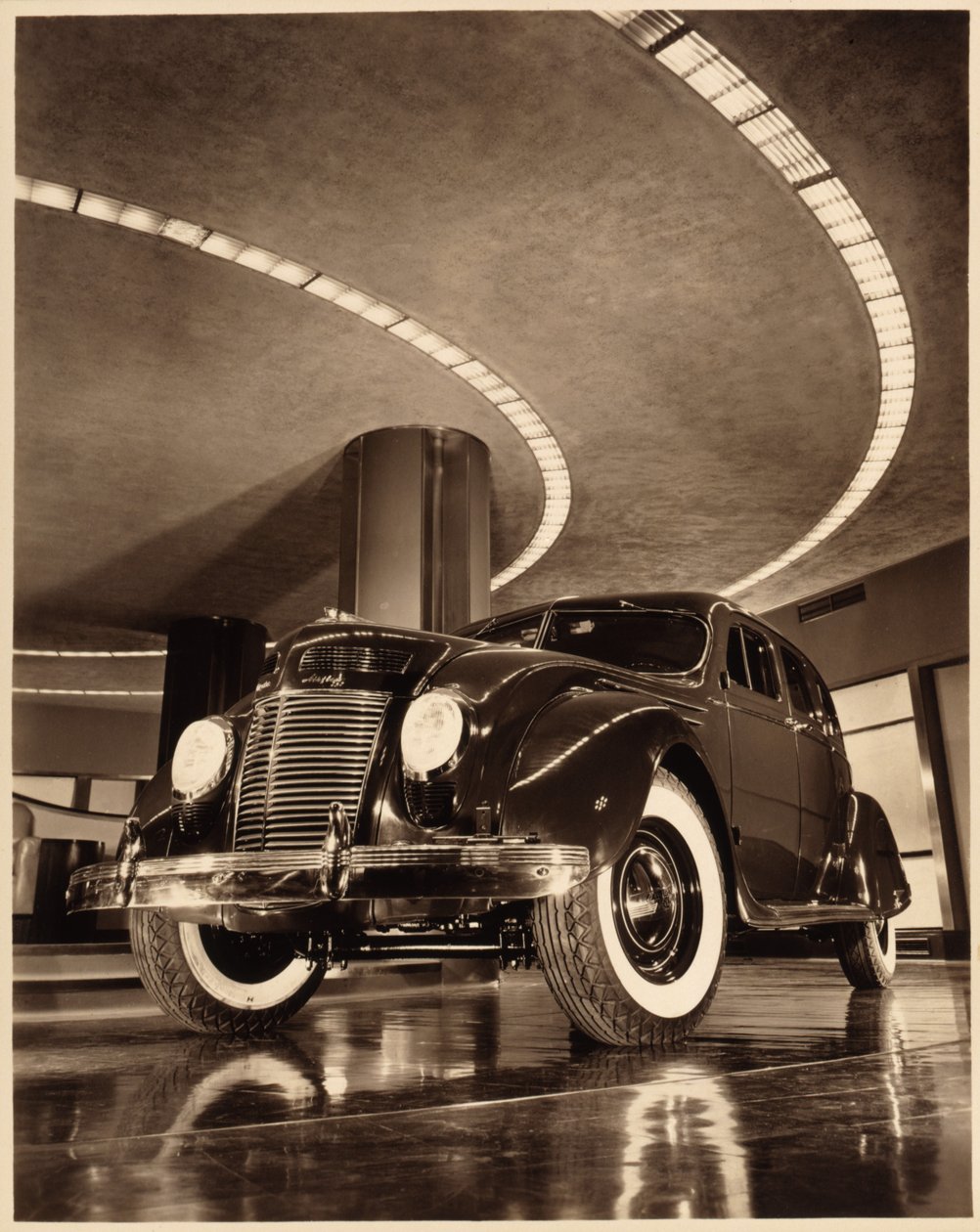 克莱斯勒Airflow四门轿车，酒吧。 1937年（棕褐色照片） 作者 美国摄影师