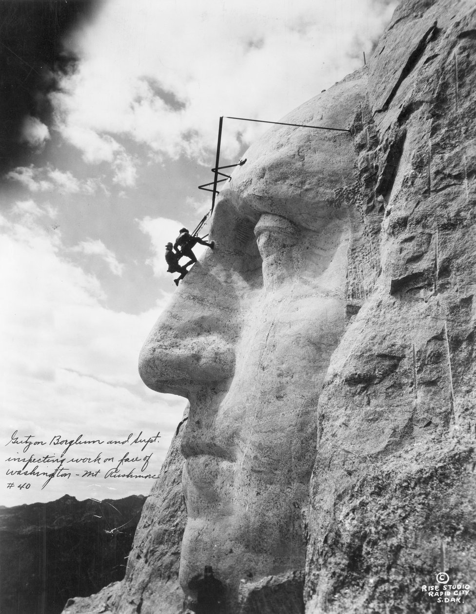Gutzon Borglum在1932年在拉什莫尔山（Mount Rushmore）检查华盛顿的工作 作者 美国摄影师