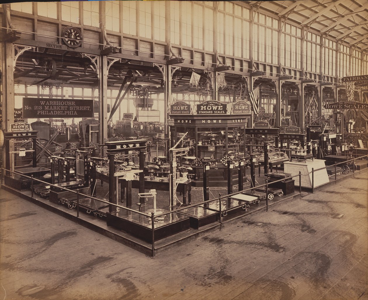 Howe Scale Co.s Exhibit，Machinery Hall，Centennial International Exhibition，Philadelphia，1876（albumen print） 作者 美国摄影师