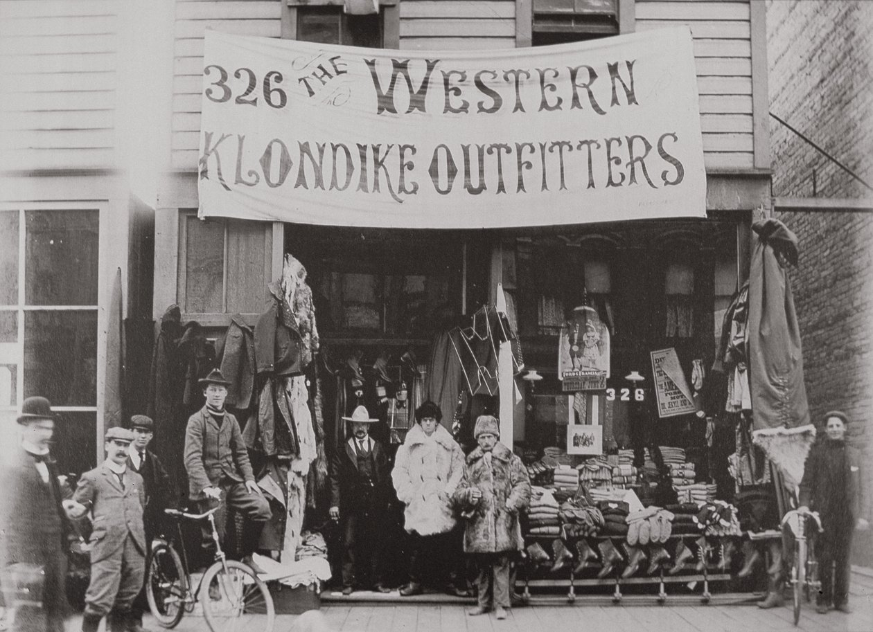 1897 年，温哥华科尔多瓦街的 Klondike Outfitters 商店（黑白照片） 作者 美国摄影师