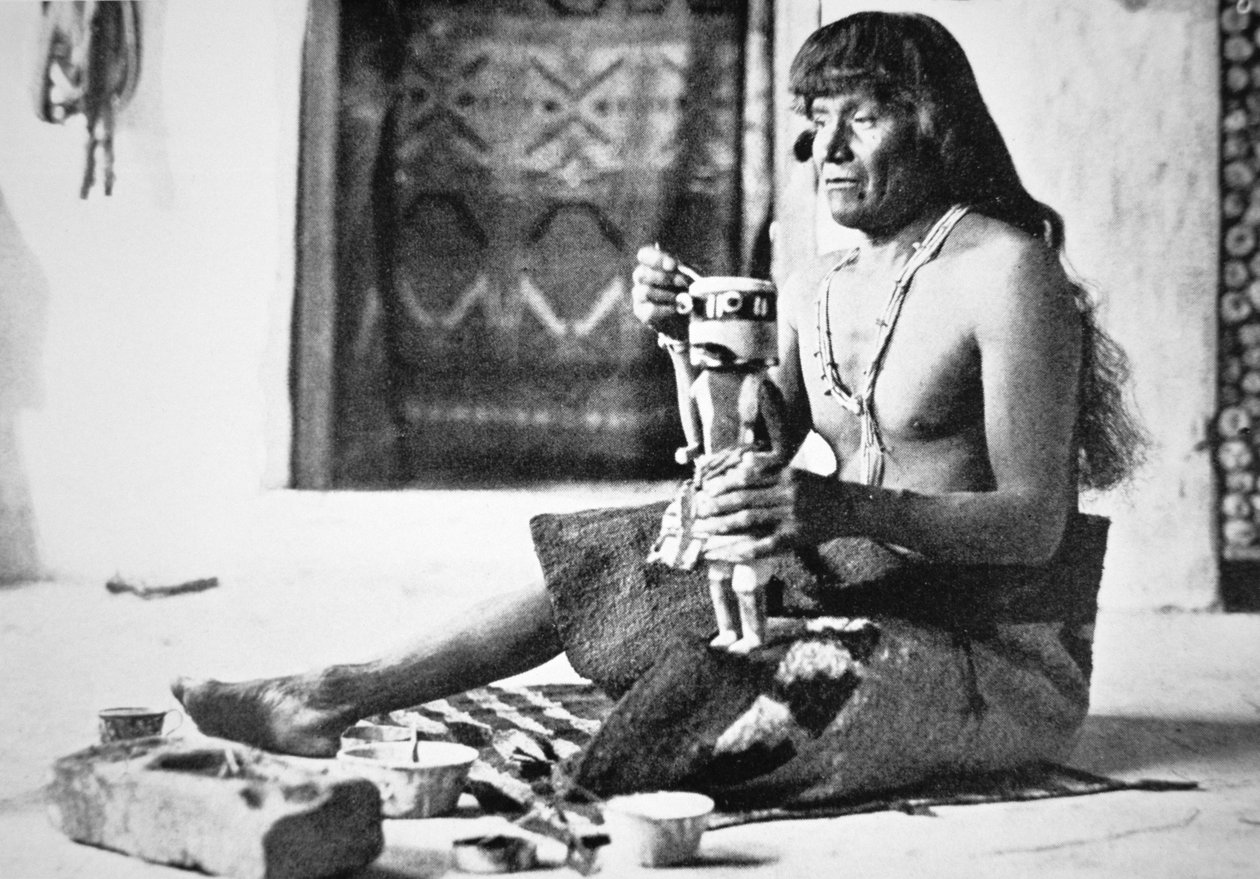 制作 Kachina 娃娃的人，约 1890 年（黑白照片） 作者 美国摄影师