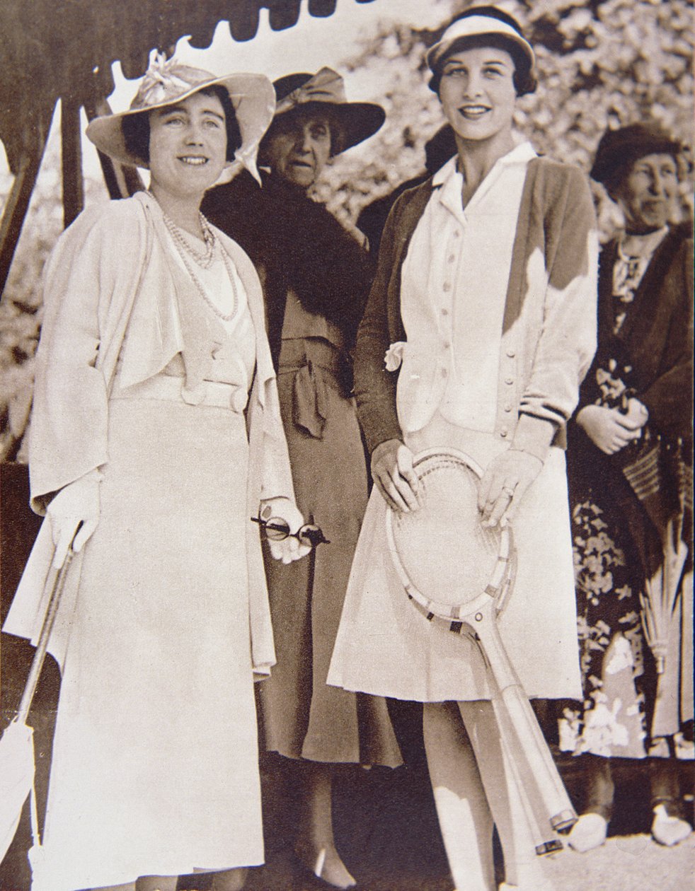 1935 年草地网球锦标赛期间，美国网球冠军海伦·威尔斯·穆迪夫人（右）在温布尔登全英俱乐部会见约克公爵夫人（黑白照片） 作者 美国摄影师