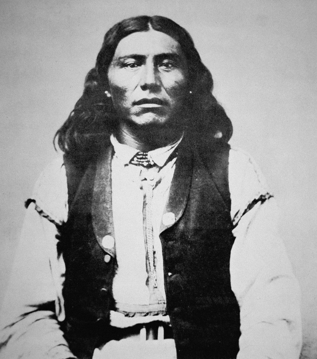 Naiche (d.1874) 亚利桑那州奇里卡瓦阿帕奇酋长（黑白照片）。 作者 美国摄影师