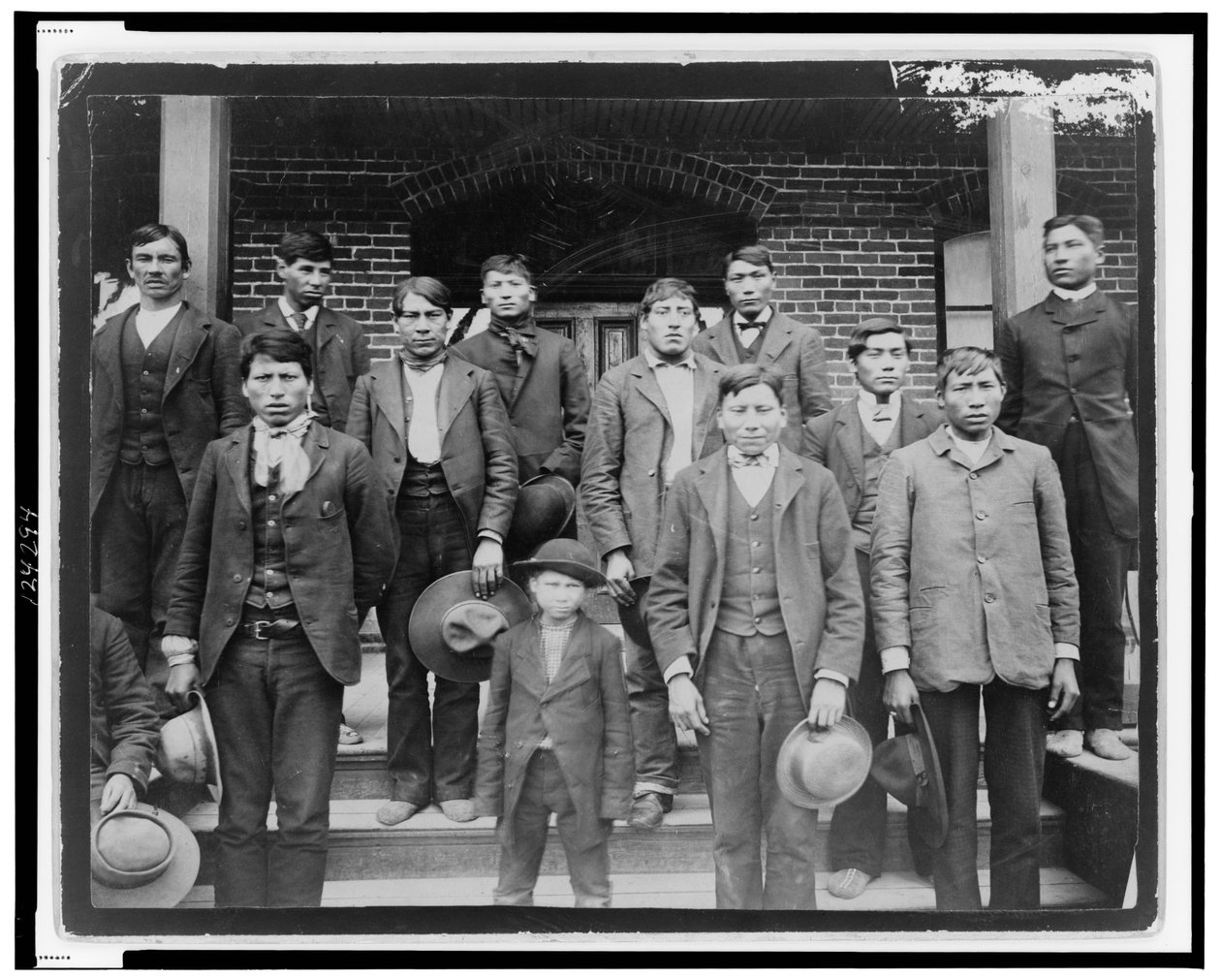 Native American men and a boy posed outside of Carlisle Indian School, Pennsylvania, c.1890 (b/w photo) 作者 美国摄影师