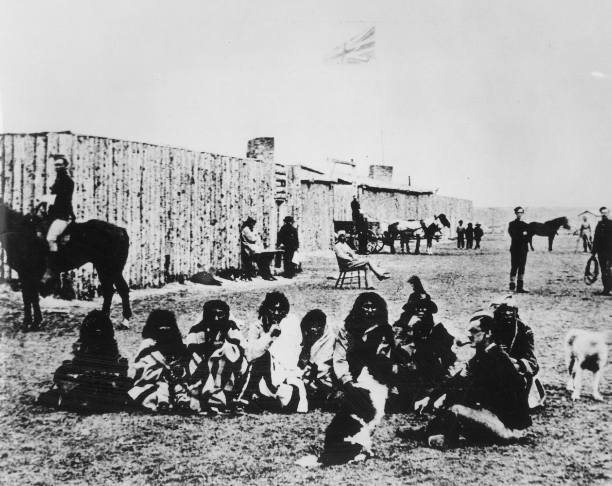 1876 年在卡尔加里堡的西北骑警（黑白照片） 作者 美国摄影师