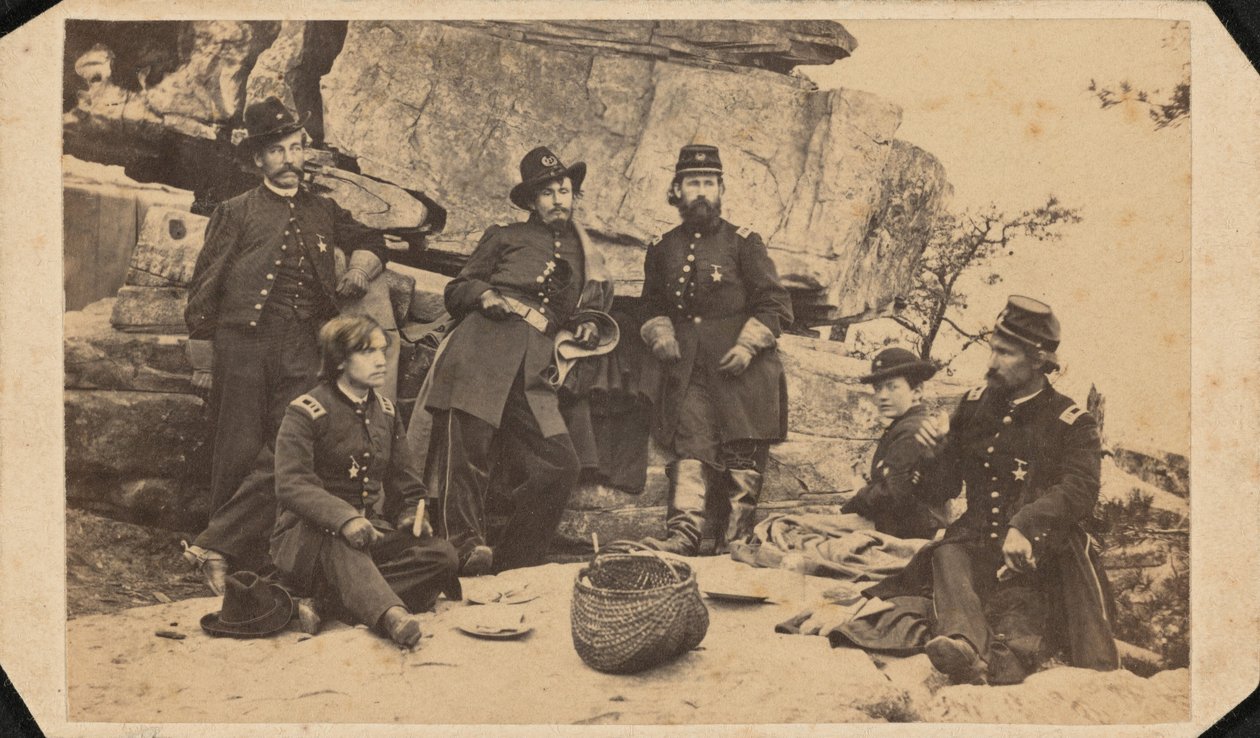 "吉尔里将军的部分参谋。拍摄于圣诞节的瞭望山顶"，1863 年（照片） 作者 美国摄影师