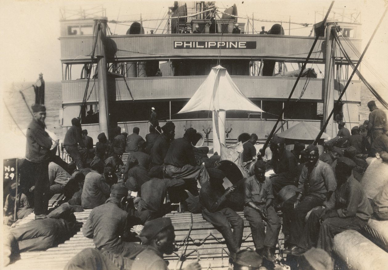 1919年7月18日，法国布雷斯特港的部队舰队菲律宾舰队上的先锋步兵营 作者 美国摄影师