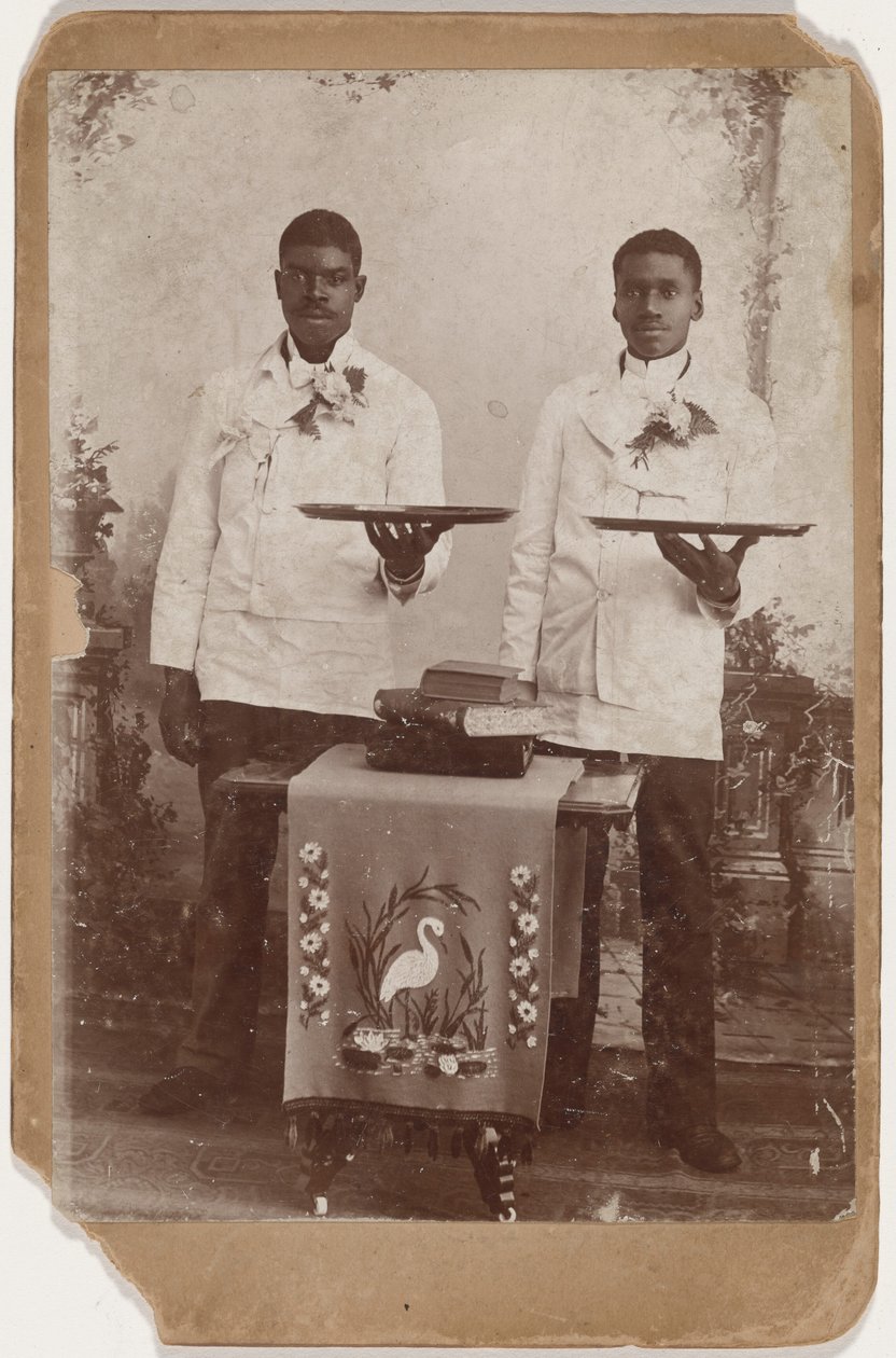 手持托盘的两人肖像，约 1885 年（照片1885 年（照片） 作者 美国摄影师