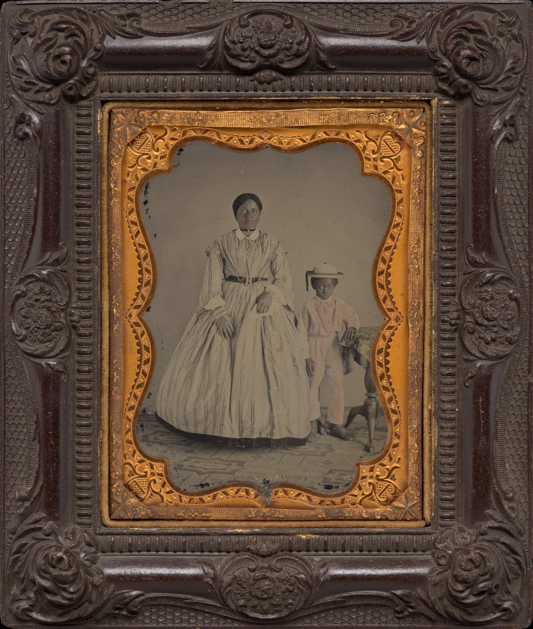 妇女与男孩肖像》，约 1863 年（照片1863 年（照片） 作者 美国摄影师