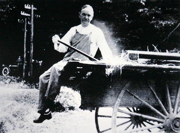 卡尔文-柯立芝总统（1873-1933）在佛蒙特州度假期间扮作农民（黑白照片）。 作者 美国摄影师