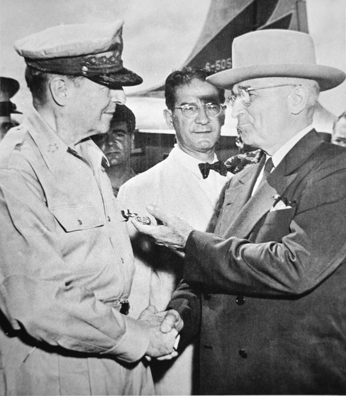 1950年10月，朝鲜战争期间，哈里-杜鲁门总统（1884-1972）在威克岛会见联合国总司令道格拉斯-麦克阿瑟将军（1880-1964）（黑白照片）。 作者 美国摄影师