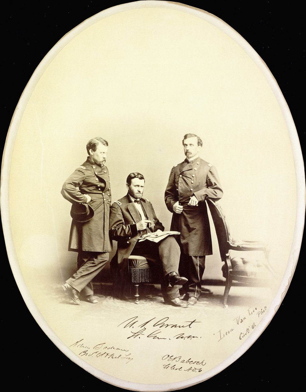 1865年，身着军装的尤利西斯·S·格兰特（Ulysses S. Grant）及其助手奥维尔·巴布科克（Orville E. Babcock）和亚当·巴多（Adam Badeau）的签名照片 作者 美国摄影师