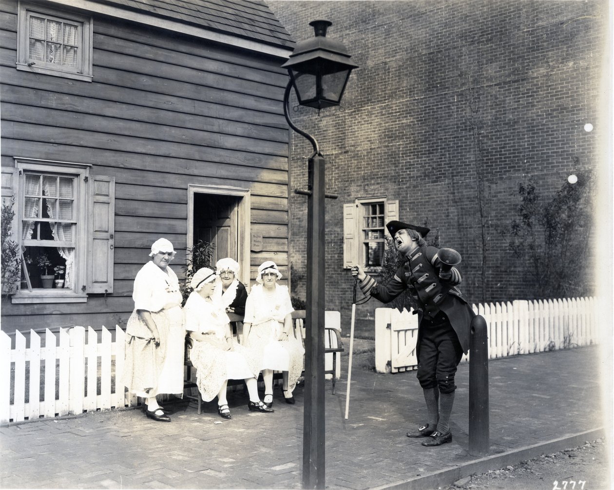 1926年高街上的Town Crier（明胶银印） 作者 美国摄影师