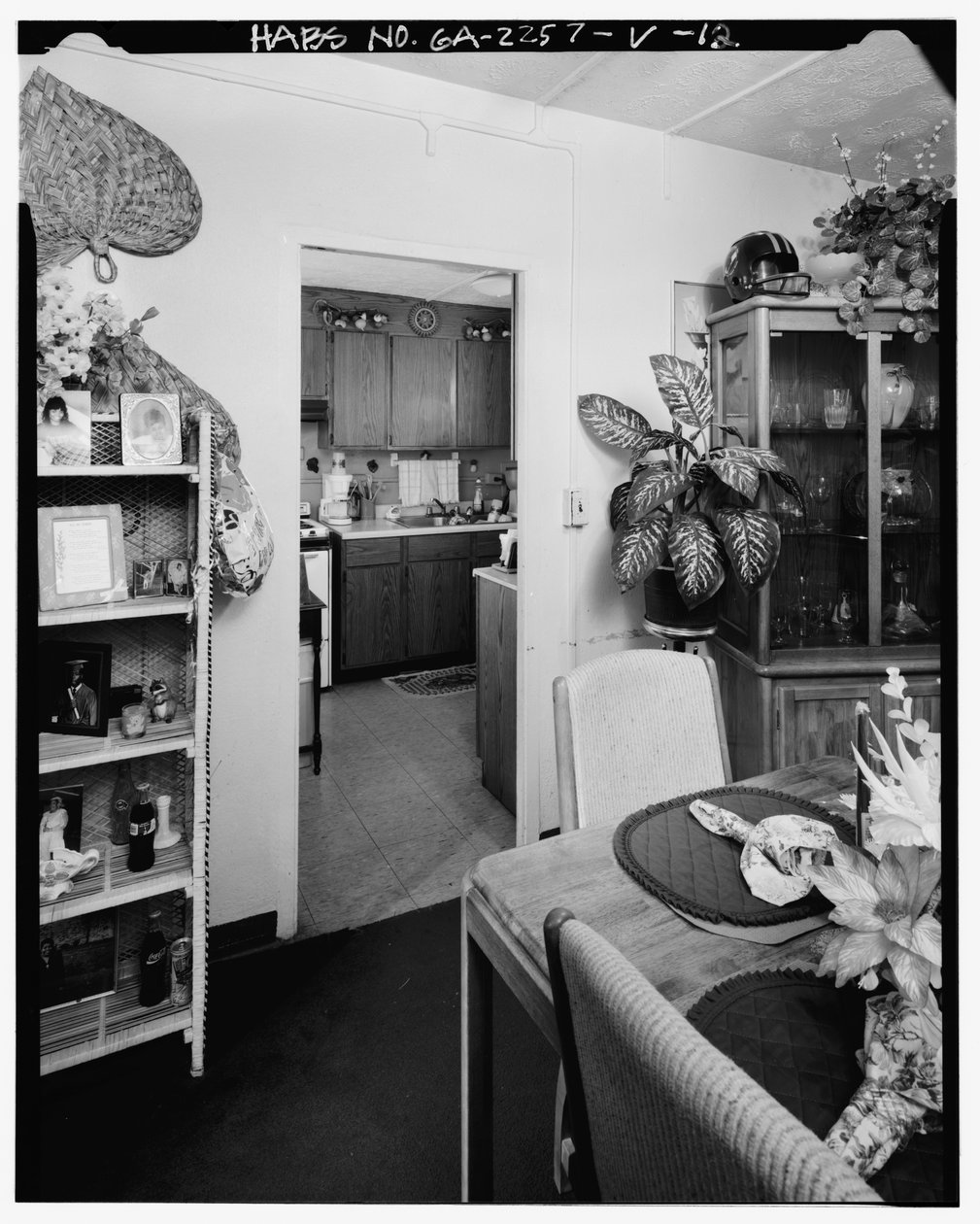 Typical interior, dining room leading to kitchen. - Techwood Homes, Building No. 18 作者 美国摄影师
