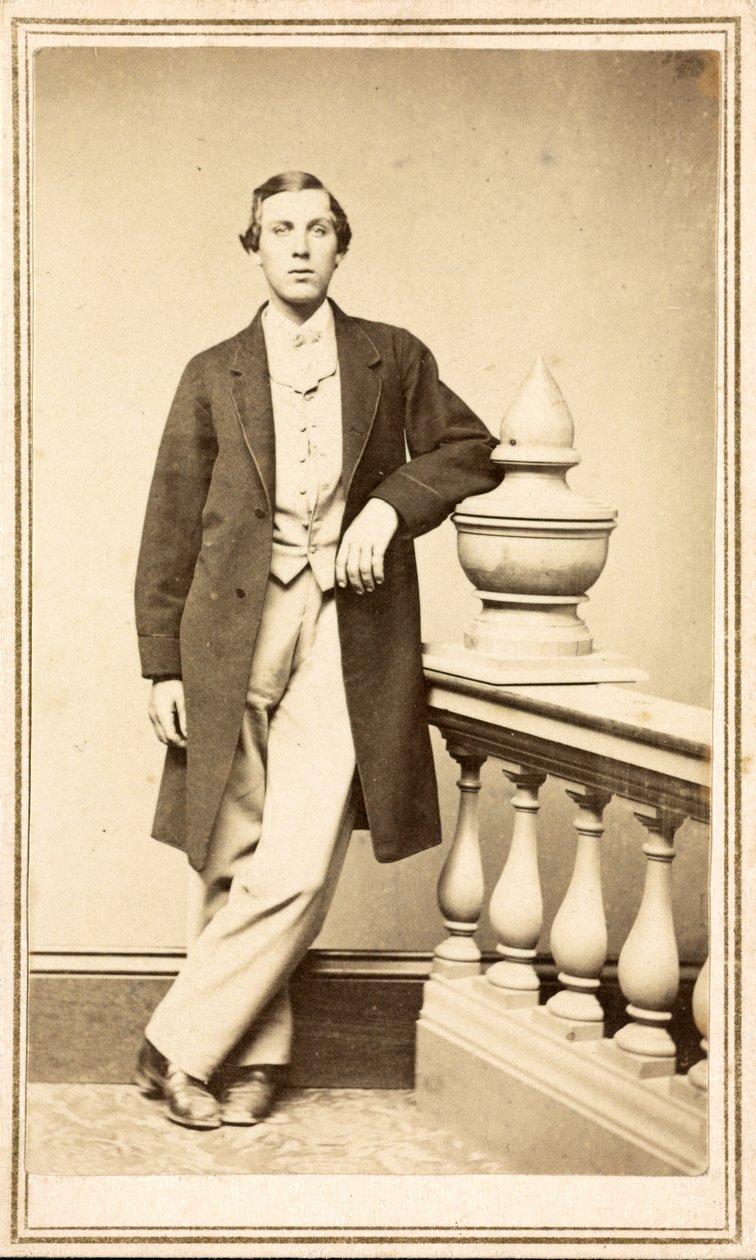 Unidentified man in top coat leaning against pillar, c.1860-75 (albumen print) 作者 美国摄影师
