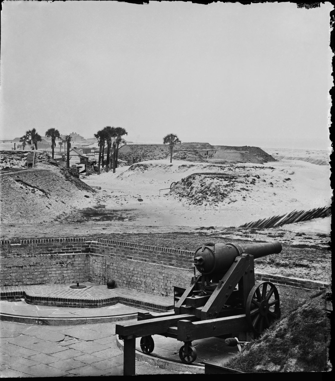 从被遗弃的Fort Moultrie向东看，南卡罗来纳州查尔斯顿港，1865年4月 作者 美国摄影师