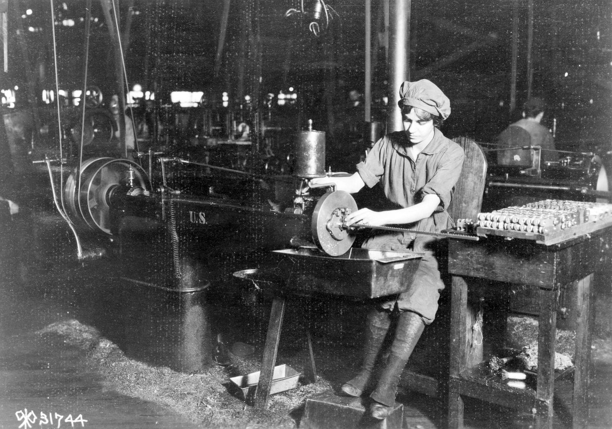 在第一次世界大战期间，1914-18期间，女子拉伸前视线载体的关键座位为步枪，埃迪斯通步枪厂，埃迪斯通，宾夕法尼亚州 作者 美国摄影师