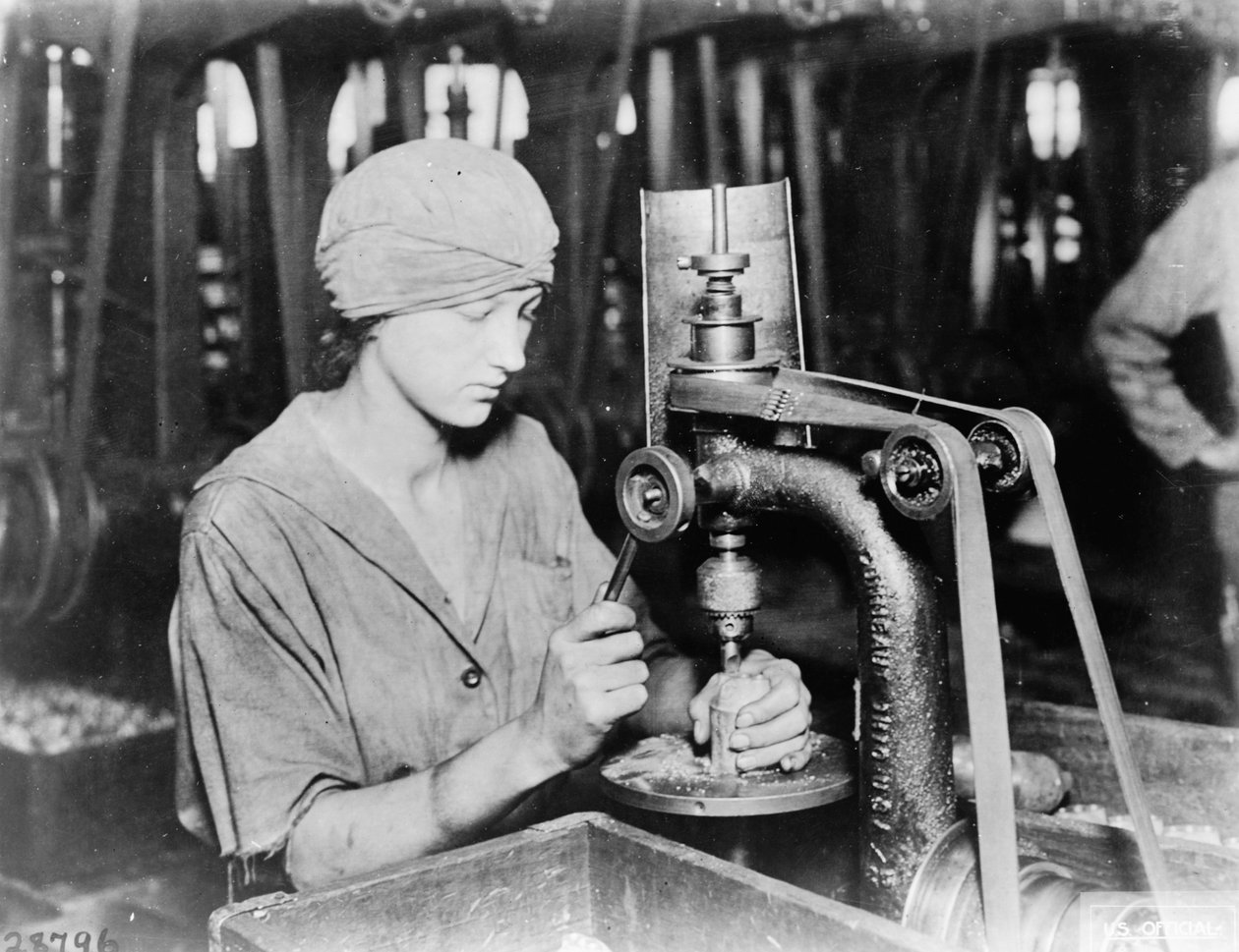 1914年第一次世界大战期间，在宾夕法尼亚州东匹兹堡的Westinghouse Electric＆Mfg。公司，妇女在雷管管孔和填充孔手钻 作者 美国摄影师