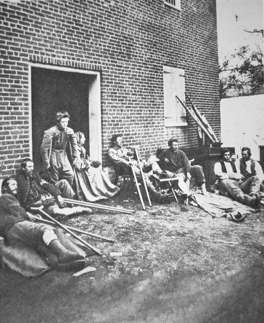 1863年5月钱瑟勒斯维尔战役后的受伤士兵（黑白照片）。 作者 美国摄影师