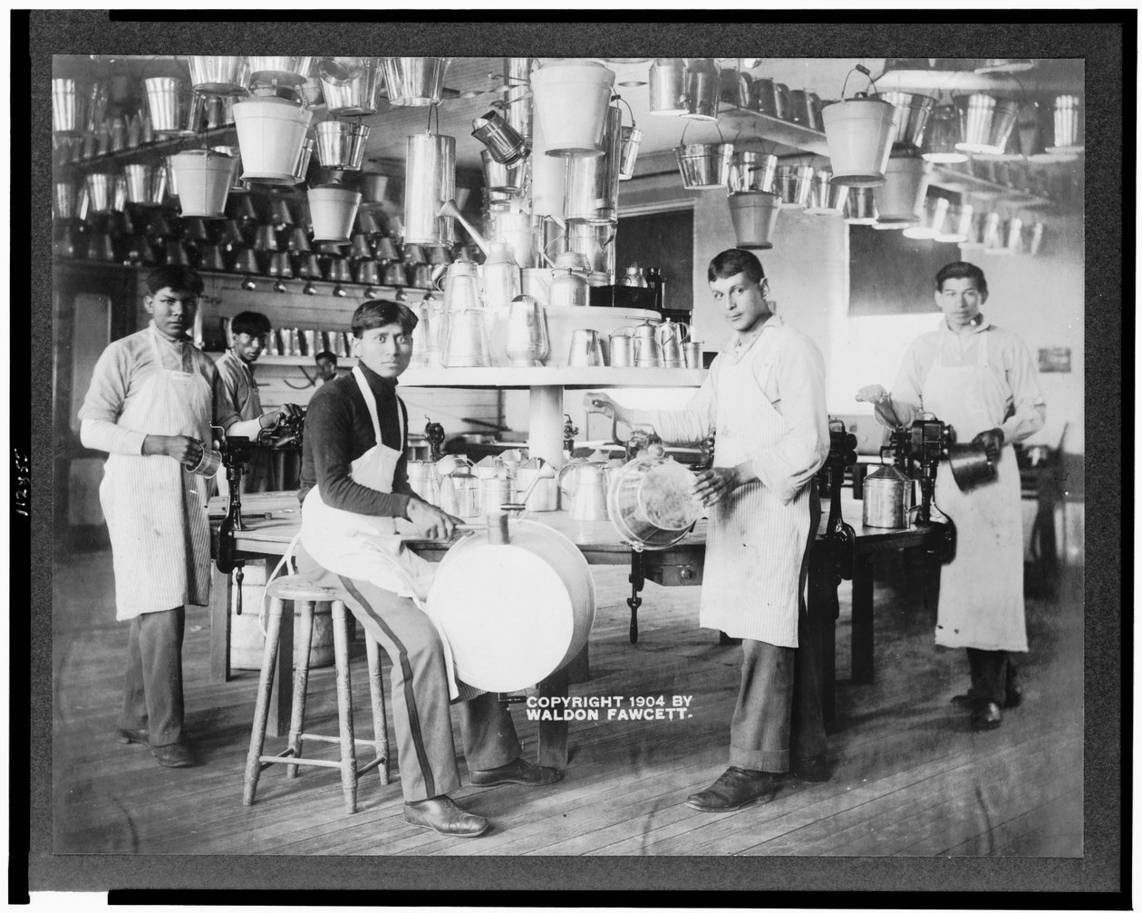 Young Native American men in metalworking workshop with pails, washtubs, watering cans, and other metal items, Carlisle Indian School, Pennsylvania, c.1904 (b/w photo) 作者 美国摄影师