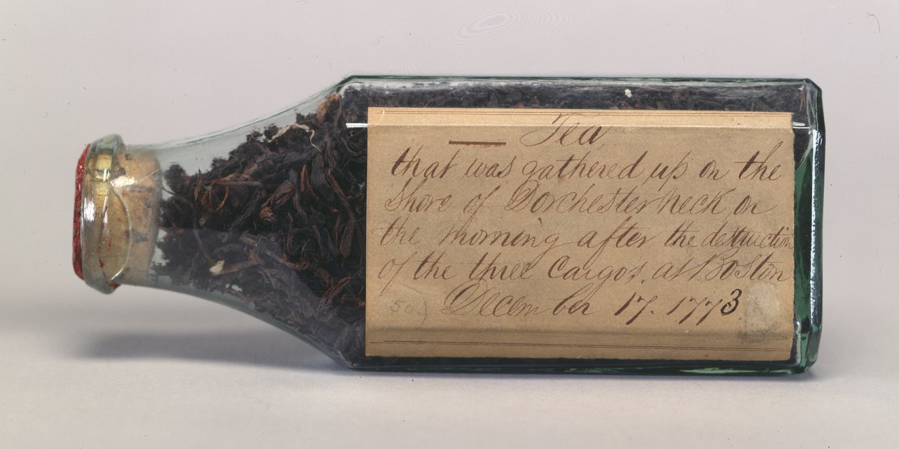 波士顿茶会茶叶在一个玻璃瓶中，收集于TM Harris，Dorchester Neck，1773年12月 作者 美国学校