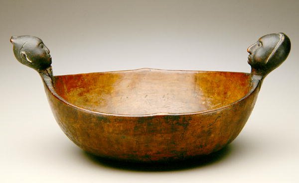 碗，约1800年（木头和铜）。 作者 美国学校