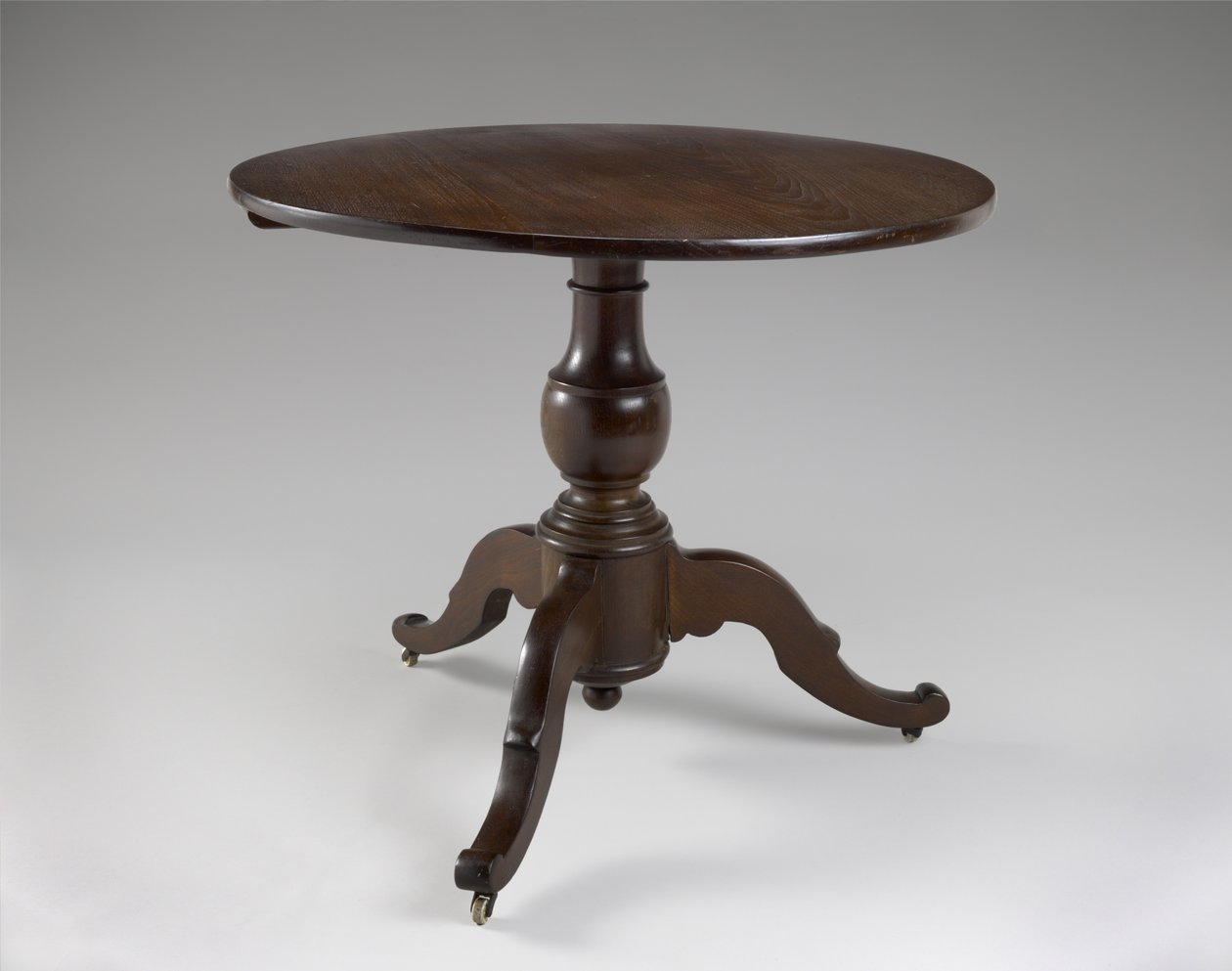 中心表，c。 1850-1870年（黑胡桃木） 作者 美国学校