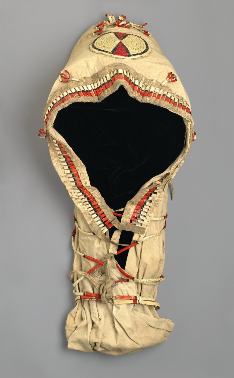 摇篮板，由阿拉帕霍人制作，19世纪70年代（平纹细布，柳树，豪猪羽毛和鹿皮） 作者 美国学校