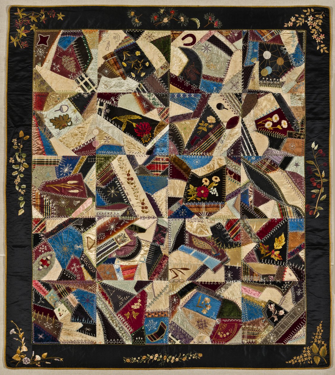 Crazy Quilt，c.1875-1900（丝绸，锦缎和天鹅绒） 作者 美国学校