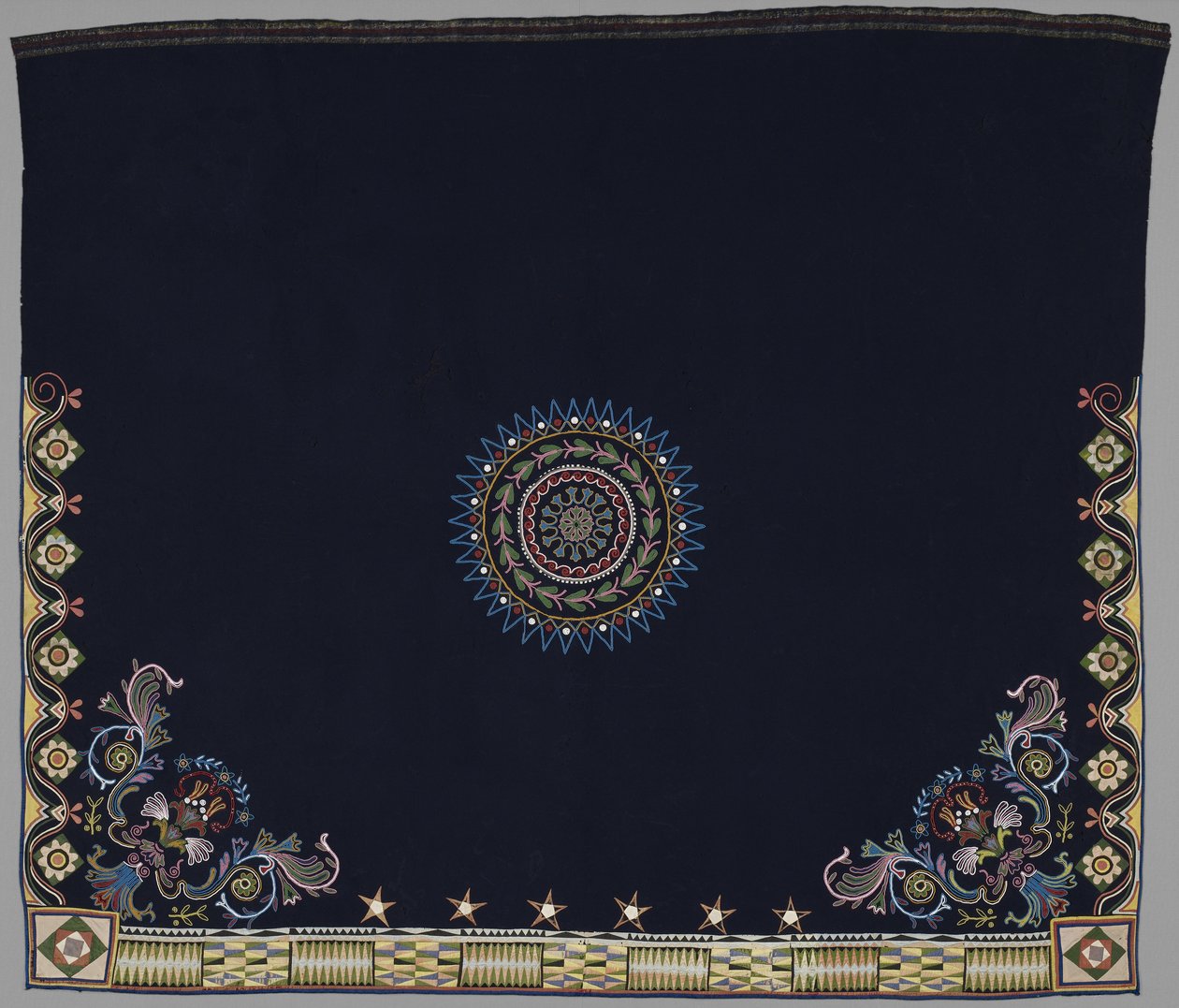 Dance Blanket，Anishinabe，达科他州，约 1840-50 年（羊毛、丝绸和珠子） 作者 美国学校