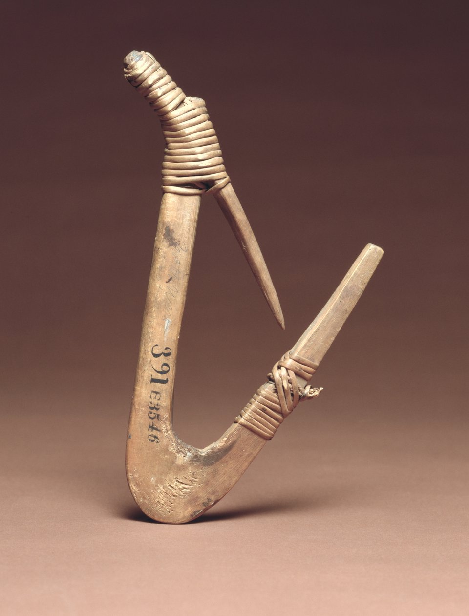 比目鱼钩，约 1800 年（木材和云杉根） 作者 美国学校
