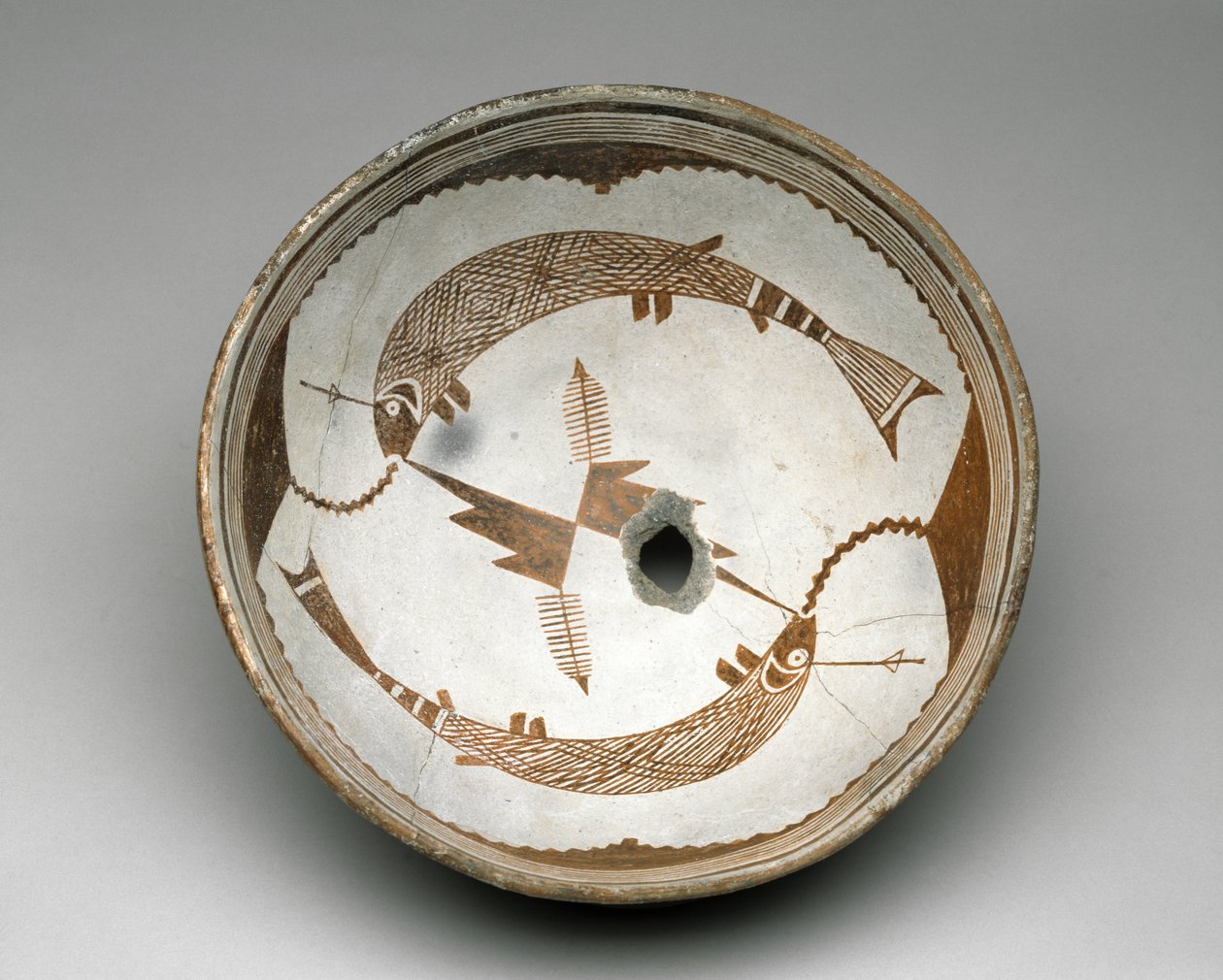 Mogollon碗配两条钩鱼，Style II，1025-1150（带有双色滑动涂料的陶器） 作者 美国学校