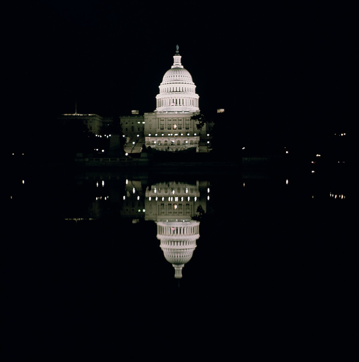 国会大厦的夜景，1793-1830 作者 美国学校