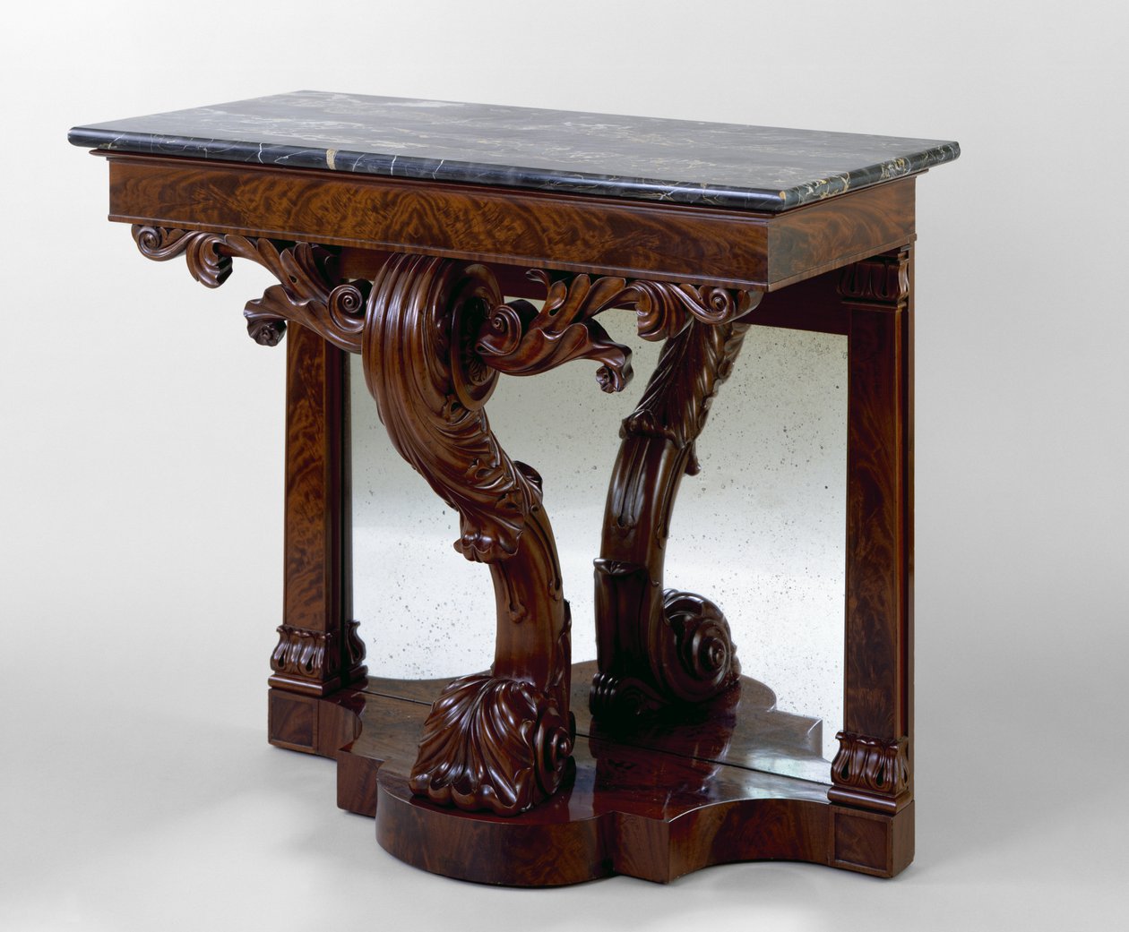 码头台，c。 1825-1830（桃花心木；樱桃，郁金香白杨树，大理石，镜玻璃） 作者 美国学校