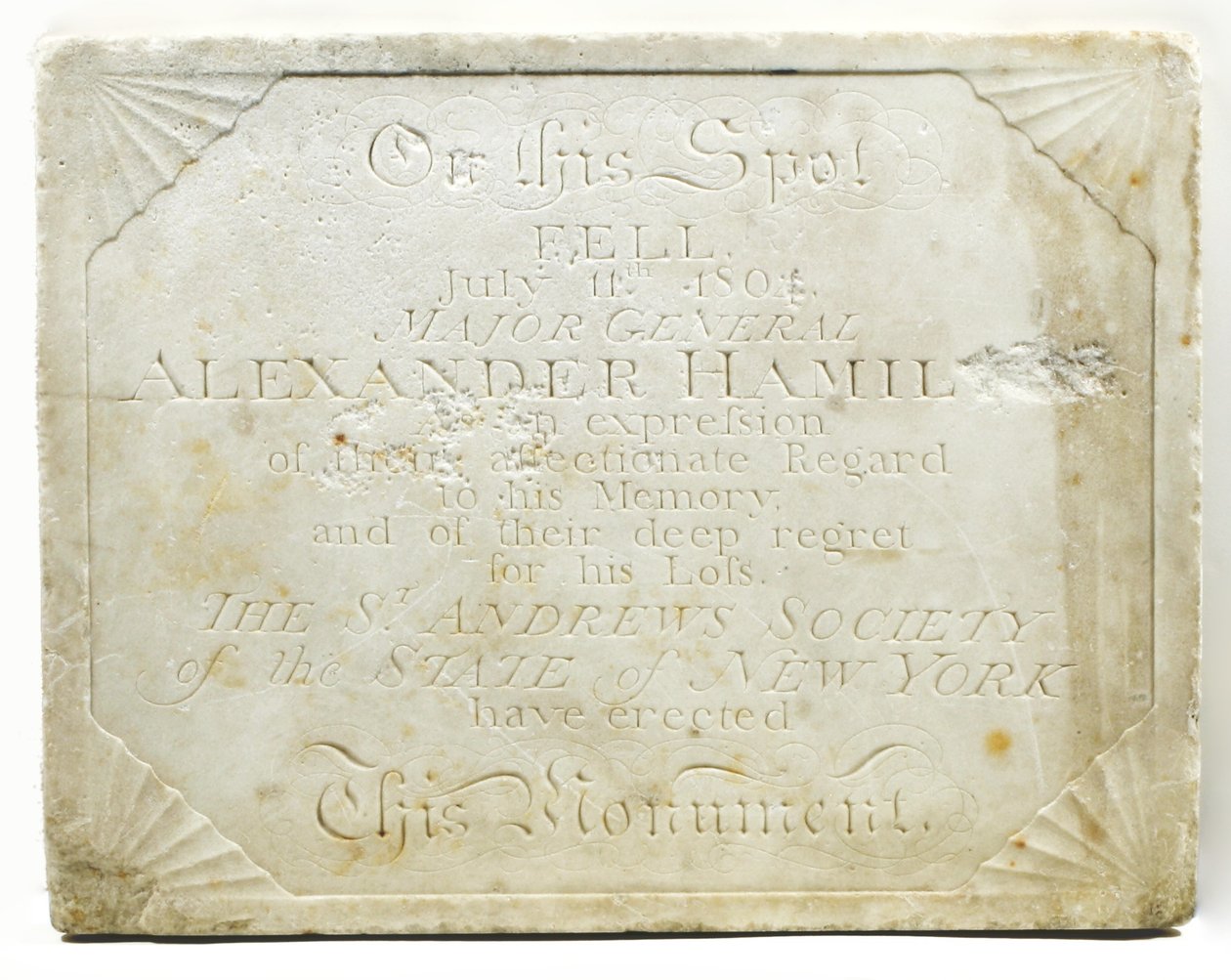 纪念碑牌匾纪念亚历山大汉密尔顿在与亚伦·伯尔（Aaron Burr）决斗期间致命受伤的地点，约1805年（大理石） 作者 美国学校