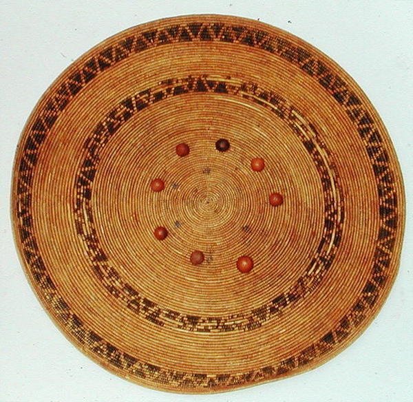 Pomo游戏托盘与橡子骰子，来自加利福尼亚州（编织芦苇） 作者 美国学校