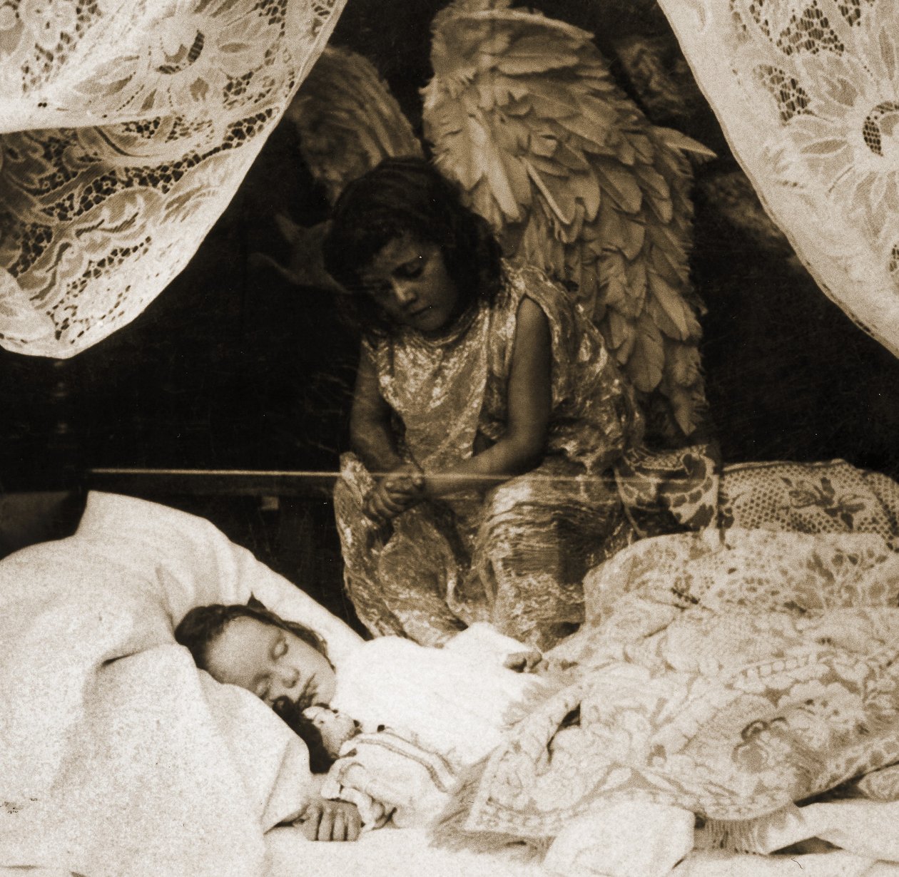 睡觉的女孩被她的守护天使，1898年观看（立体摄影） 作者 美国学校