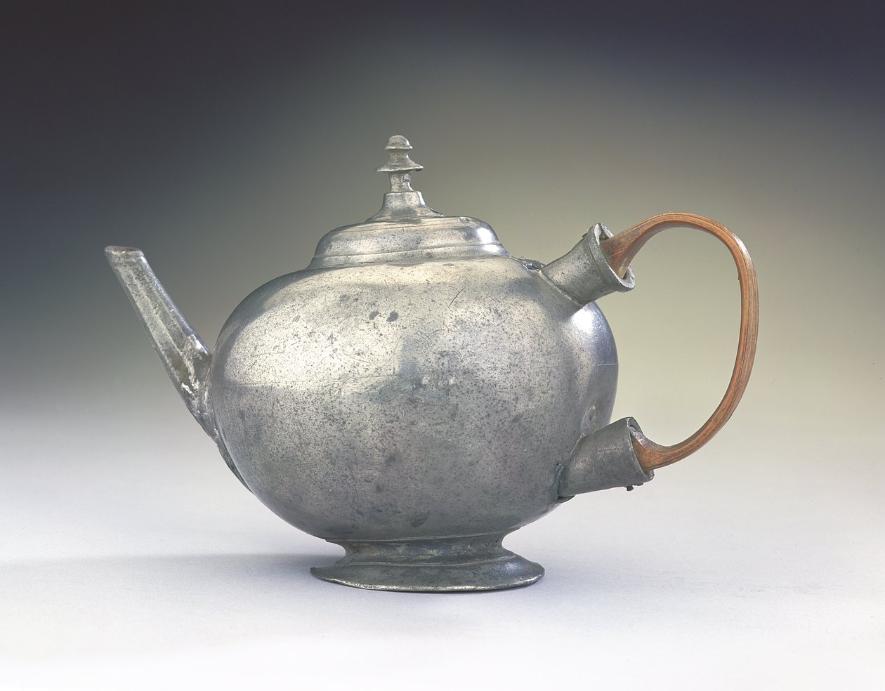 茶壶，来自马萨诸塞州波士顿，1740-60（锡和木） 作者 美国学校