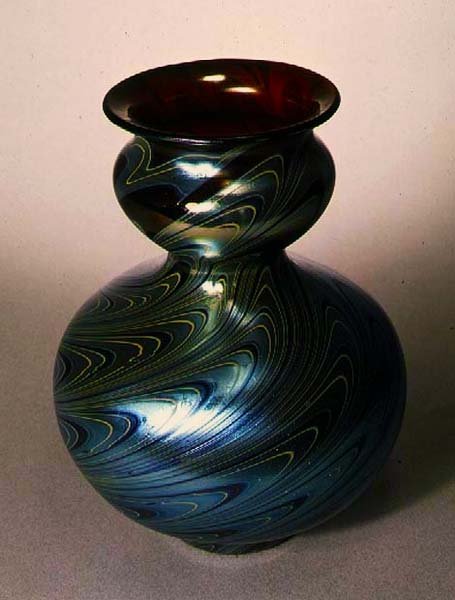 蒂芙尼双瓜形花瓶，纽约，约1890年（玻璃）。 作者 美国学校
