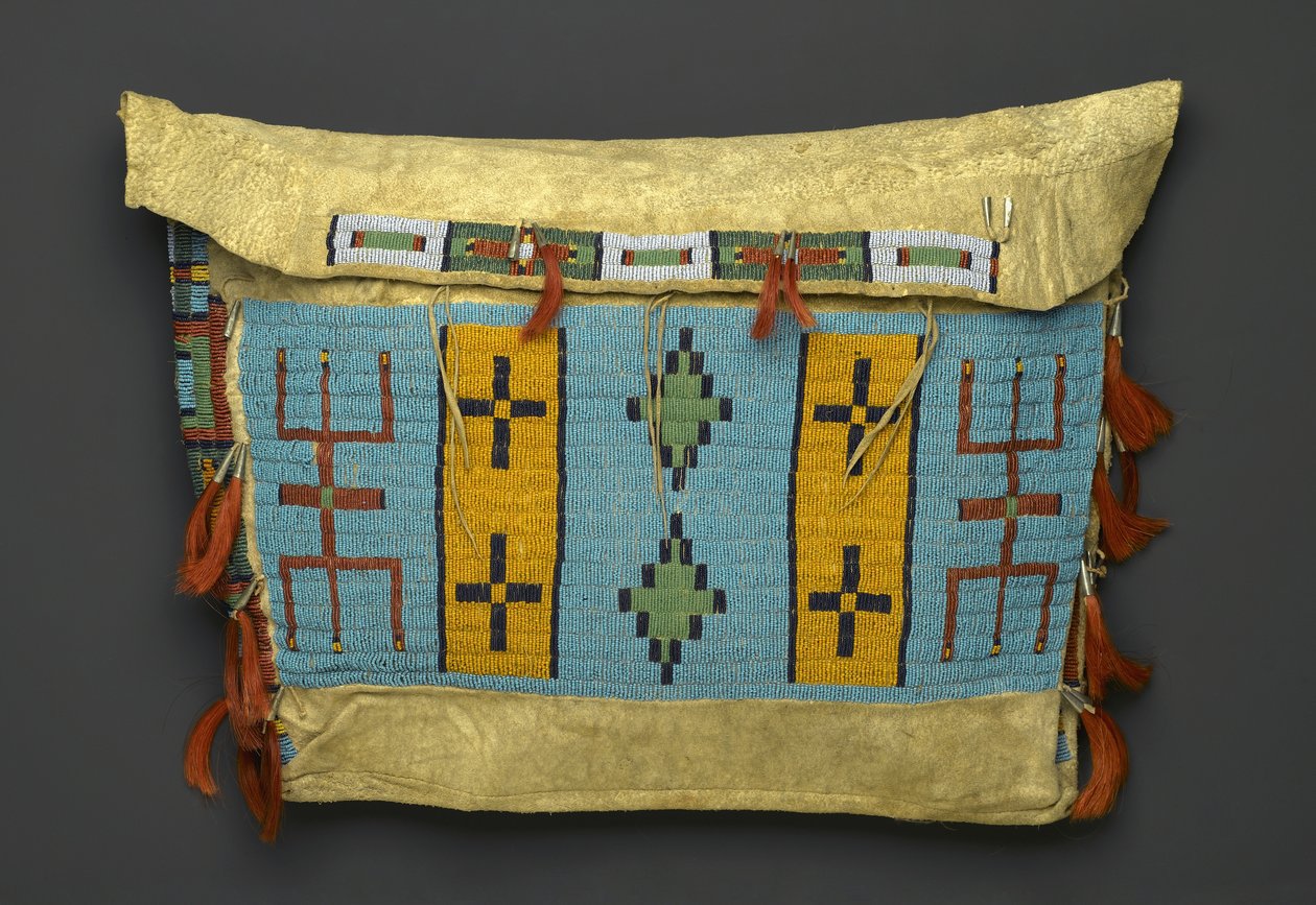 Tipi Bag，来自平原地区，1860-1900（隐藏，珠子，金属和马毛） 作者 美国学校