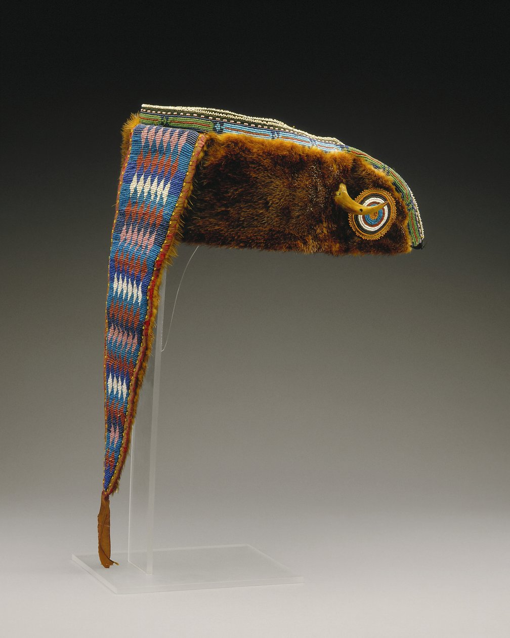 头巾，Mesquakie，1880（水獭皮，棉织物，丝带，玻璃珠和熊爪） 作者 美国学校